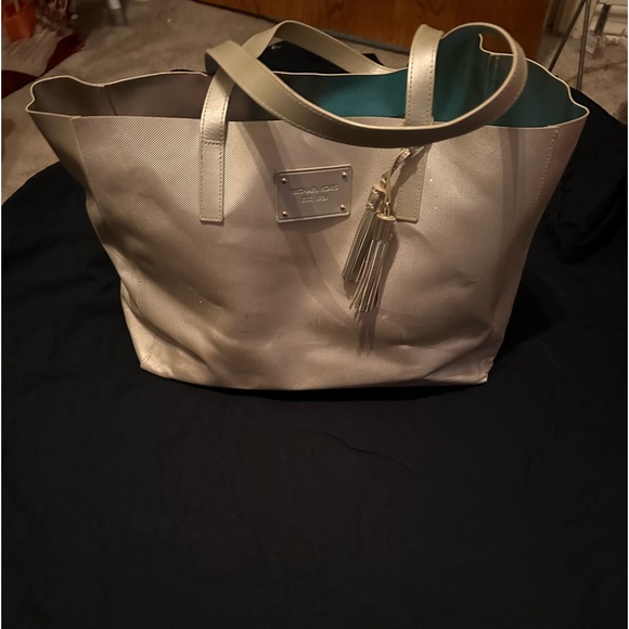 Large Michael Kors Tote - Picture 3 of 8